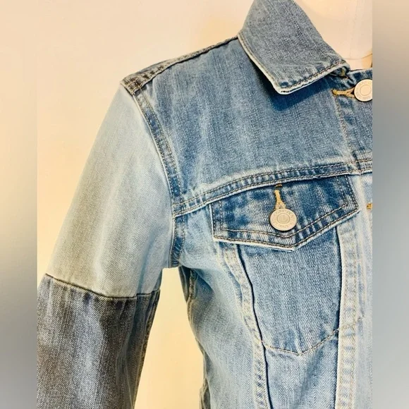 The GAP Women’s Cropped Denim Jacket Size XS - Picture 5 of 10